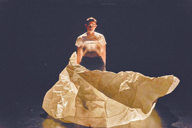 台湾编舞家王宇光作品《捺撇》，夺下日本横滨舞蹈节暨舞蹈大赛双大奖。（陈又维摄，微光制造提供）