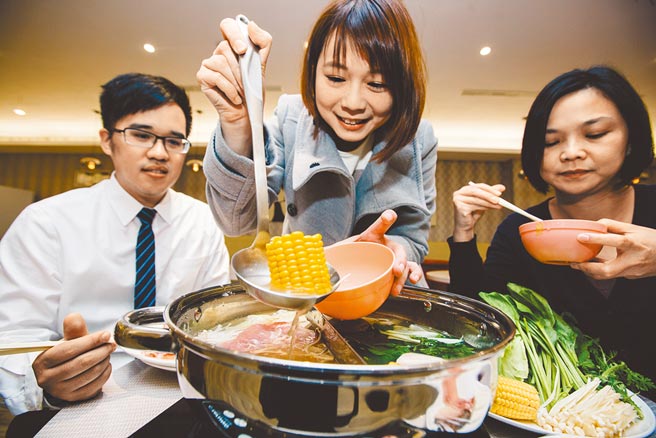 近期民生餐饮业频传涨价，政院稳定物价小组会议指示，优先针对近期已涨价的火锅店、速食店及特色料理餐厅等，列为首波稽查对象。(本报资料照片）