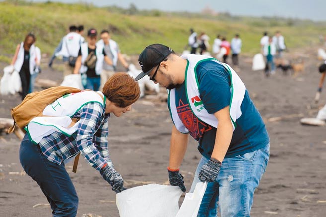 信义房屋志工一起合作，让自然美景再现。（信义房屋提供）