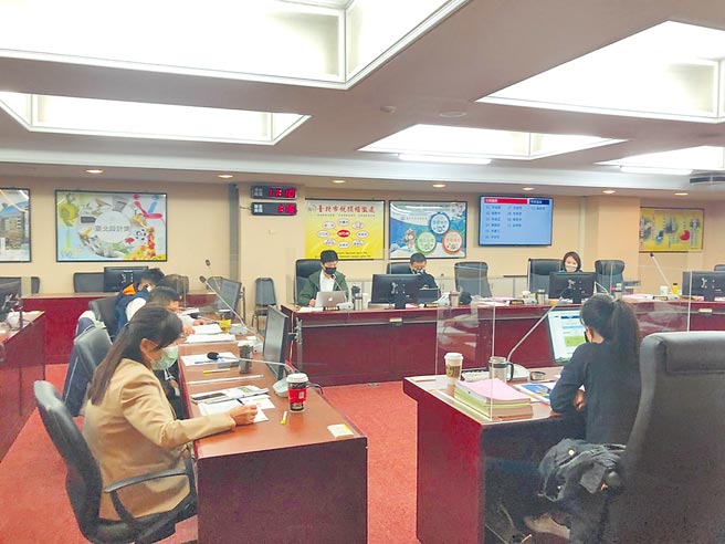 台北市动保处16日赴议会报告动物之家兴建预算，议员质疑面积大减近1600坪，已面目全非。（杨亚璇摄）