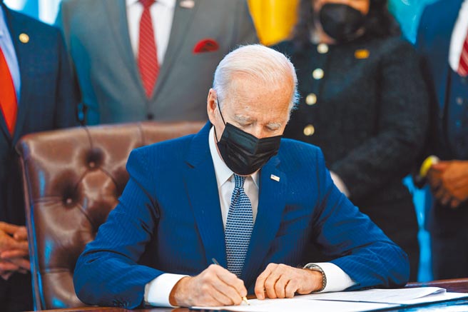 为打击芬太尼等禁药，美国总统拜登15日签署行政命令，对中国、巴西、哥伦比亚、墨西哥4国的15家实体和10名个人实施制裁。图为拜登13日签署行政命令以改善政府向美国人民提供的服务。（摘自美国总统拜登脸书）
