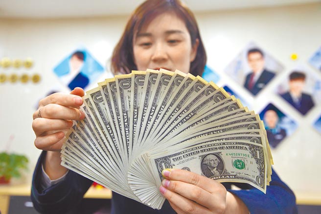 虽然中美持续对抗，但最新统计显示，中国10月大幅增持美债178亿美元至1.065兆美元，仍是第二大债权国。图为大陆银行工作人员正在清点美元。（中新社）