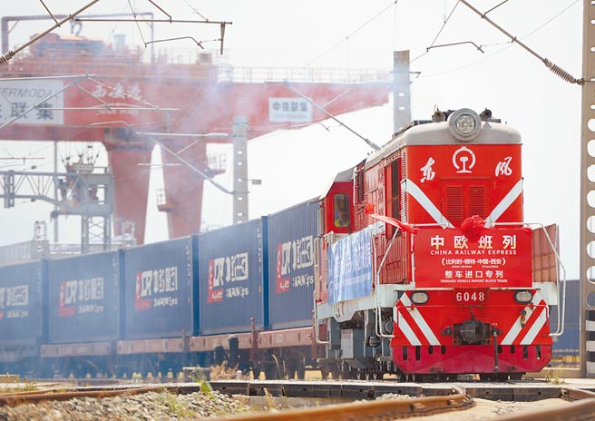 因为海运塞港，让中欧班列运量大幅成长，11月份中欧班列开行1246列，连续19个月单月开行千列以上。图为装载着瑞典进口富豪汽车的「长安号」中欧班列抵达西安港西安铁路货柜中心站。（新华社）