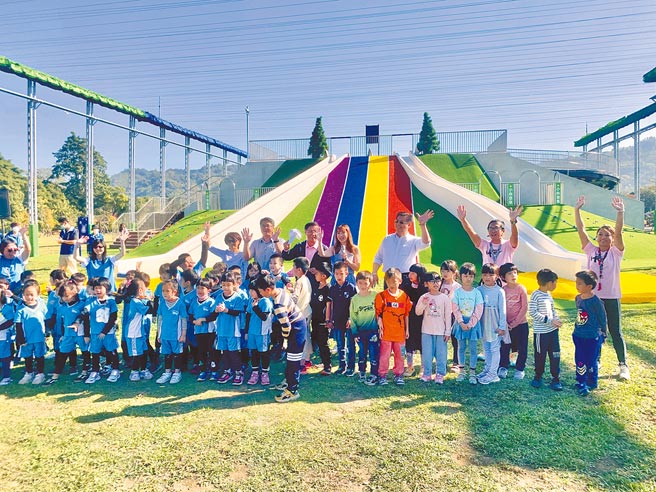 南投縣首座親子共融公園，小朋友搶先體驗超大溜滑梯。（廖志晃攝）