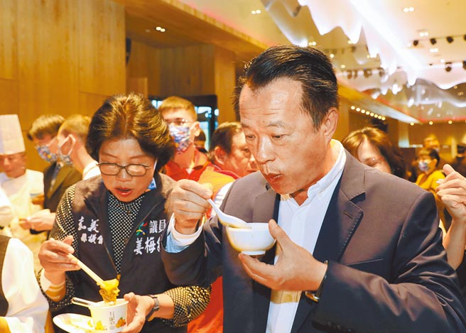 嘉义县卫生局16日举办「嘉游安心好厨房─110年度餐饮卫生评核」颁奖及品尝会，嘉义县长翁章梁一一试吃各家业者的特色料理，讚不绝口。（吕妍庭摄）
