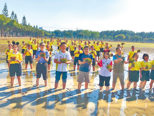 2022屏东热带农业博览会取得华特迪士尼Disney+平台图案授权，县长潘孟安（前排中）16日与学子一同插秧彩稻田，宣布为期37天的热博会将于明年1月22日登场。（谢佳潾摄）