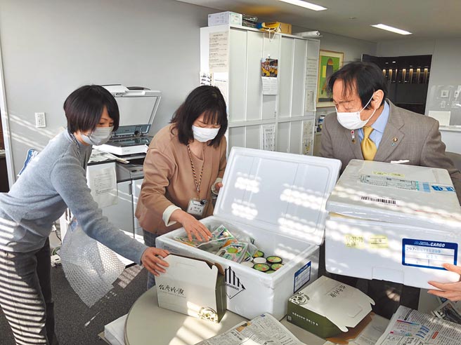 台东县府首度将冷冻凤梨释迦及释迦冰淇淋寄送至日本三重县伊贺市，请伊贺市长及职员品尝专属台东的好滋味。（台东县政府提供／蔡旻妤台东传真）