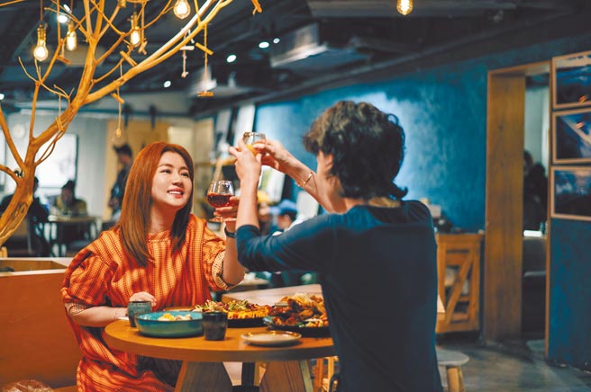 Selina日前拍摄新歌MV，用心诠释角色，大秀演技。（任真美好提供）饮酒过量有碍健康