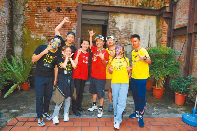 威廉（左起）、坤達、紀卜心、台北市副市長黃珊珊、吳宗憲、KID、何美、小刀昨赴萬華剝皮寮錄《綜藝玩很大》。（三立提供）