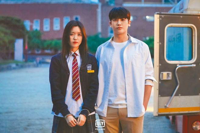 韩孝周（左）、朴炯植在狂人病肆虐的公寓里患难见真情。（爱奇艺国际站提供）