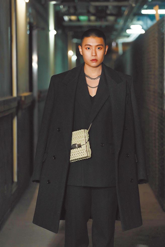 LEE喜欢Bottega Veneta强烈的深色调，想展现出义式黑道电影主角般的气场，墨绿色毡羊毛双排扣大衣14万7300元、墨绿色毡羊毛双排扣外套10万2500元、黑色V领羊毛针织衫3万4900元、暗绿色羊毛侧拉炼可调腰长裤4万900元。（摄影／石智中‧妆髮／TED）
