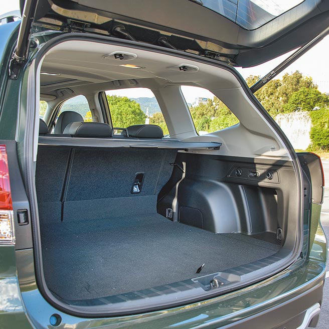 行李厢侧面及上方配置机能双挂勾。（陈大任摄）