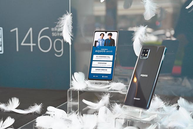 台湾夏普全新推出了世界最轻、仅146g的AQUOS zero6，天鹅黑色，定价1万6990元。（台湾夏普提供）