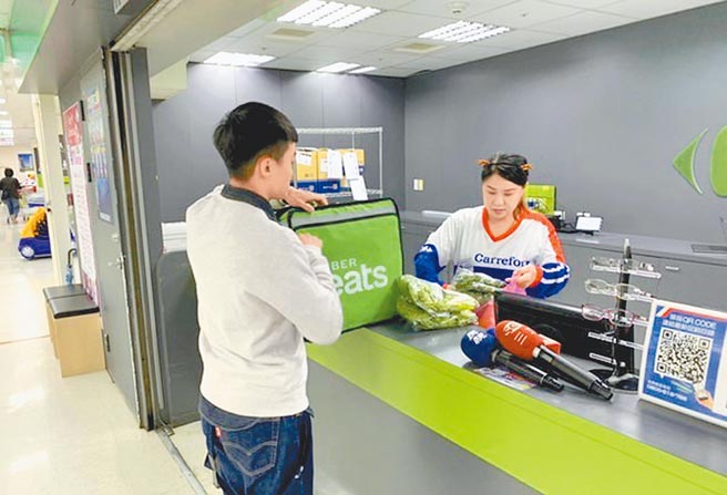 家樂福與Uber Eats、foodpanda都合作，包括量販、超市共242家可外送。（家樂福提供）