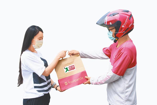 愛買與foodpanda合作2年，上架50個品類、超過5500項民生用品。（愛買提供）