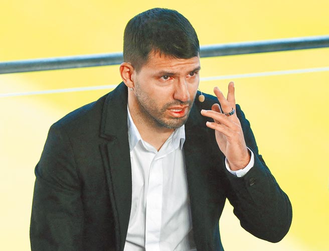 阿根廷前鋒阿圭羅在退休記者會上感性落淚。（路透）