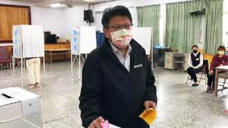 屏東縣長潘孟安完成投票 不忘行銷地方觀光