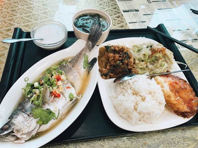 原PO点了160元的商业午餐，竟然附有整条的柠檬鲈鱼，菜色之彭湃也让当地人惊呼连连。(图／PTT)
