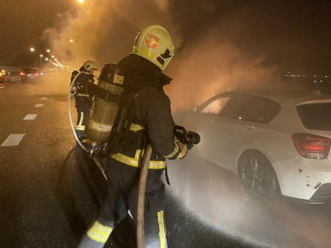 國道5號南下路段發生火燒車，宜蘭縣消防局派員前往灌救。（宜蘭縣消防局提供／李忠一宜蘭傳真）