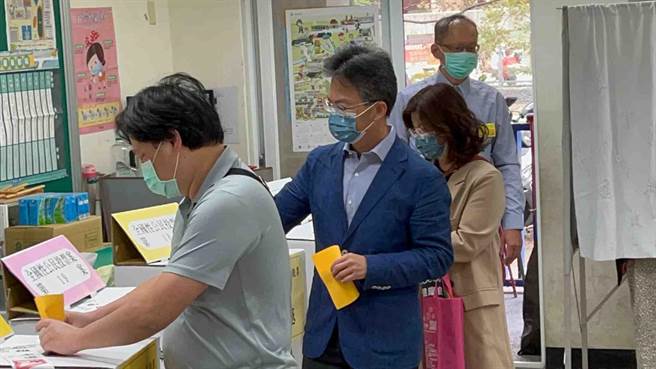反萊豬醫師蘇偉碩今（18）日早上偕夫人王文心赴高市三民區河堤國小投票。（柯宗緯攝）