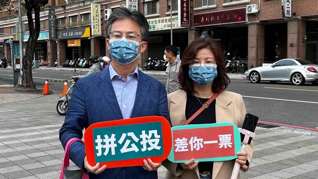 反萊豬醫師蘇偉碩今（18）日早上偕夫人王文心赴高市三民區河堤國小投票。（柯宗緯攝）