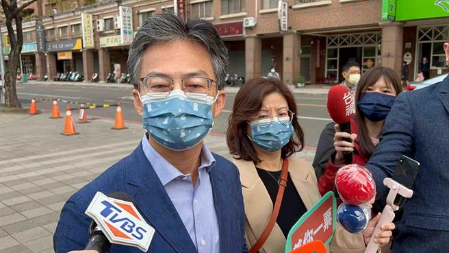 反萊豬醫師蘇偉碩今（18）日早上偕夫人王文心赴高市三民區河堤國小投票。（柯宗緯攝）