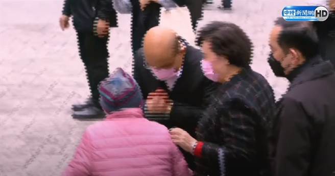 行政院院长苏贞昌与妻子詹秀龄，特别向现场长者致意。（图／本报系影音截图）