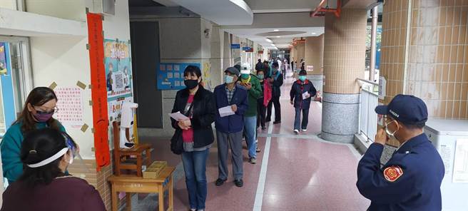 四大公投案18日登場，板橋國小投票站ㄧ早就出現許多民眾排隊投票。（趙雙傑攝）