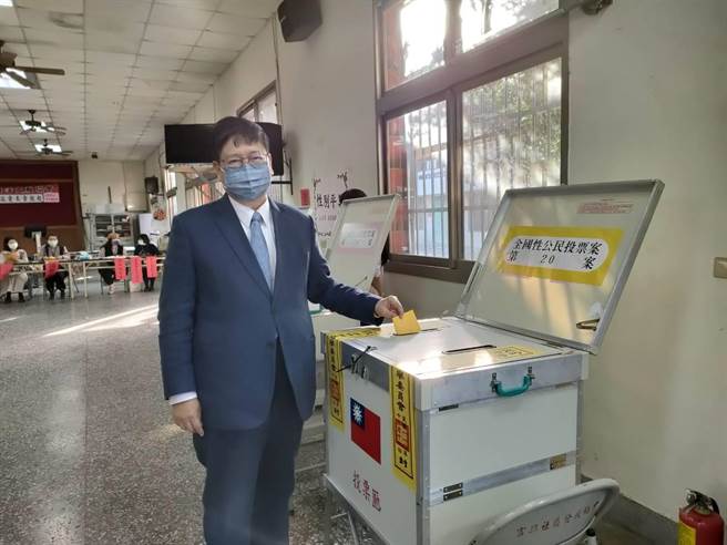 新竹县长杨文科一早前往投票，呼吁县民踊跃出来投票。（新竹县政府提供／罗浚滨新竹传真）