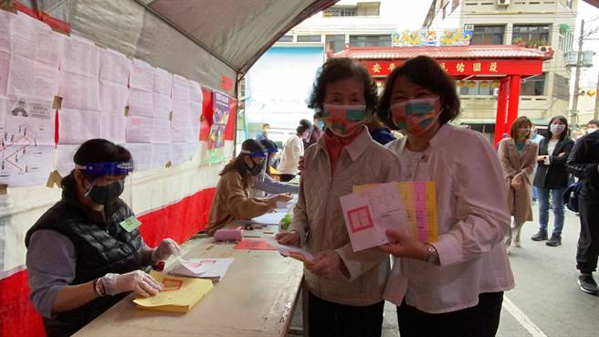 嘉義市長黃敏惠與母親領取公投票。（廖素慧攝）