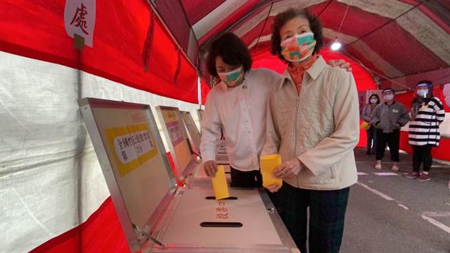 嘉義市長黃敏惠與母親將公投票投入票匭。（廖素慧攝）