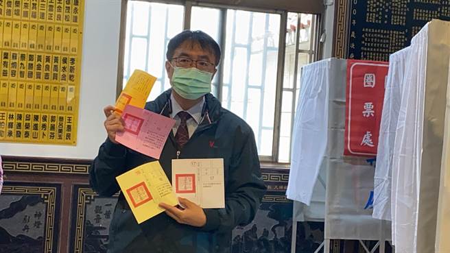 台南市长黄伟哲完成公投投票。(曹婷婷摄)