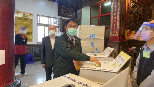 台南市长黄伟哲完成公投投票。(曹婷婷摄)