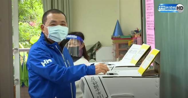 新北市市长侯友宜投下手中选票。 （图／本报系影音截图）
