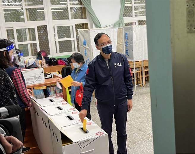 朱立倫赴三重五華國小投票，他呼籲大家踴躍投票、展現台灣民主（戴上容攝）