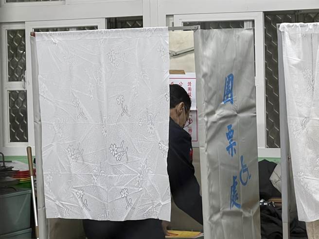 朱立倫赴三重五華國小投票，他呼籲大家踴躍投票、展現台灣民主（戴上容攝）