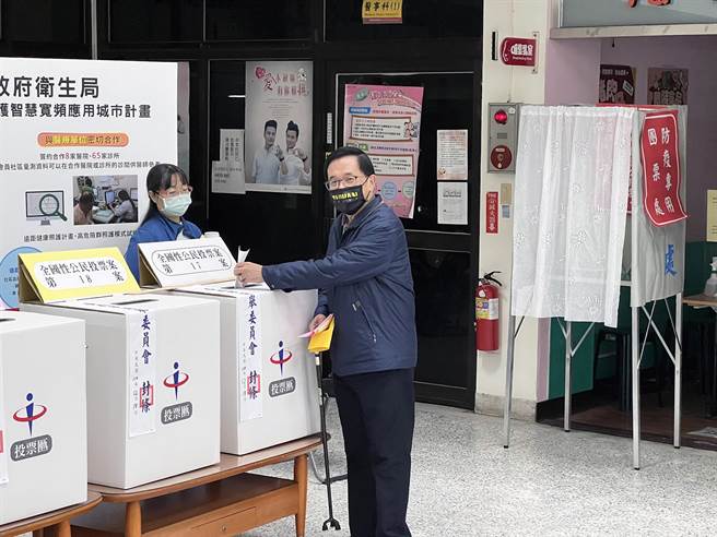 前总统陈水扁前往住家附近的台南市政府卫生局投票。（洪荣志摄）