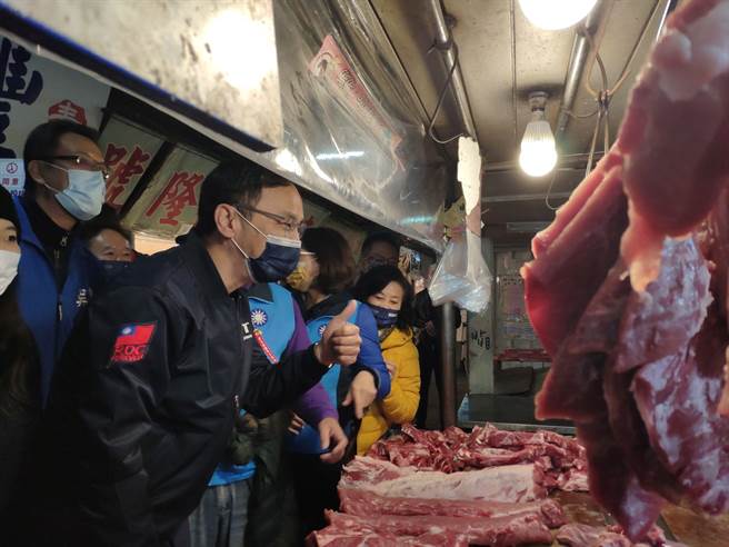 昨晚率領黨務主管夜宿自由廣場的國民黨主席朱立倫，上午前去東門市場掃街。（國民黨提供）