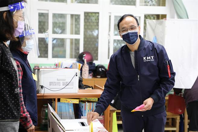 朱立倫隨後前往三重五華國小投票。（國民黨提供）