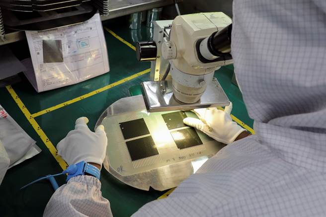 印度与台湾正针对自由贸易协定(FTA)进行谈判，并商讨在印度设立半导体制造中心的可行性。图为检测员检测晶片。(图/路透社)