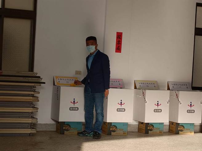 顏宽恒一早前往投开票所进行投票，也呼吁乡亲踊跃出门投票。（陈淑娥摄）