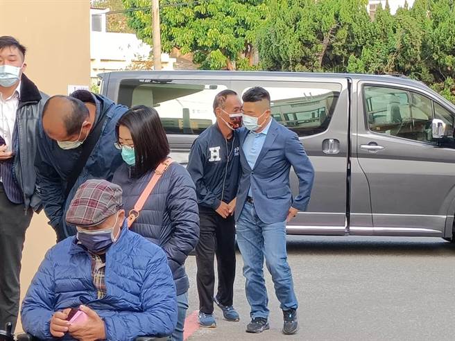 顏宽恒一早前往投开票所进行投票，也呼吁乡亲踊跃出门投票。（陈淑娥摄）