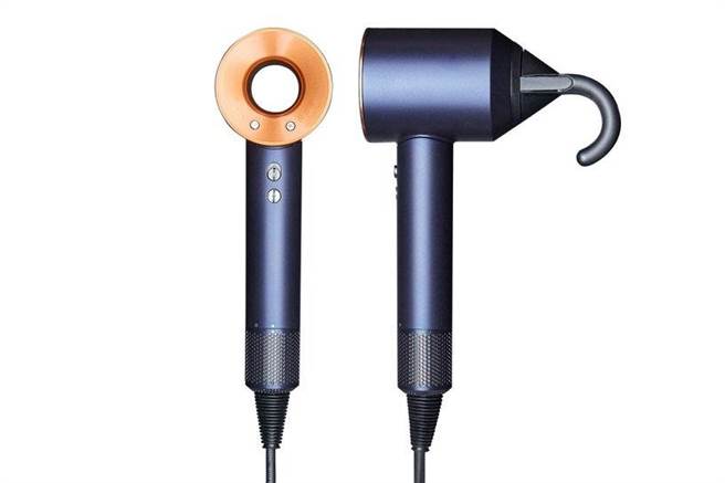 新光三越台北信義新天地A8 dyson Supersonic吹風機–普魯士藍冬日限定版，價值1萬6600元，扣5萬5000點會員點數直接兌換。（新光三越提供）