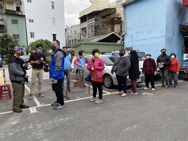 嘉义市西门街震安宫的投开票所一早就有民眾排队等候投票。（廖素慧摄）