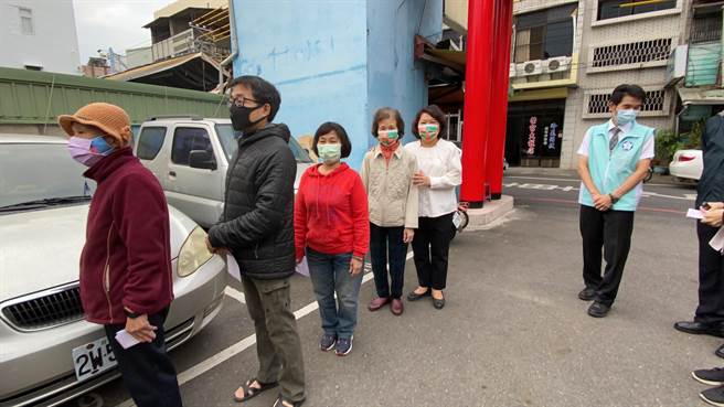 嘉义市长黄敏惠与母亲今天一早排队等着进入投开票所投票。（廖素慧摄）