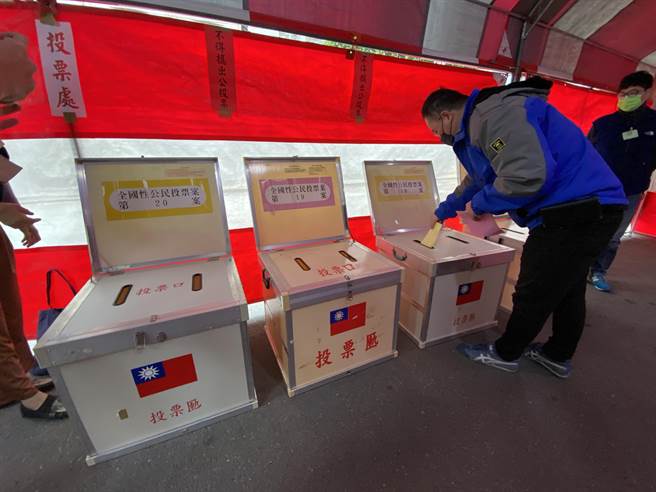 陈先生抢到头香，第一个投完票。（廖素慧摄）