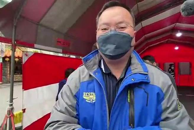 抢到头香的陈先生受访说，不管同意不同意都希望大家出来投票表达意见。（廖素慧摄）