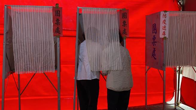 嘉义市长黄敏惠陪同母亲进入圈票处投票。（廖素慧摄）