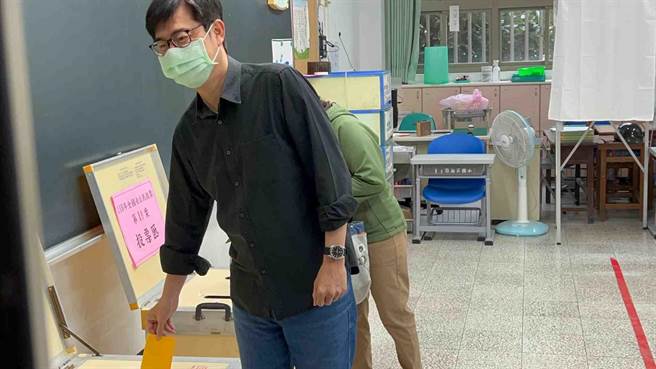 高雄市长陈其迈今（18）日早上到左营新庄国小投票，他表示，今天高雄阳光普照、气候暖和，相信投票率应该会比北部来得高。（柯宗纬摄）