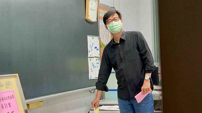 高雄市长陈其迈今（18）日早上到左营新庄国小投票，他表示，今天高雄阳光普照、气候暖和，相信投票率应该会比北部来得高。（柯宗纬摄）